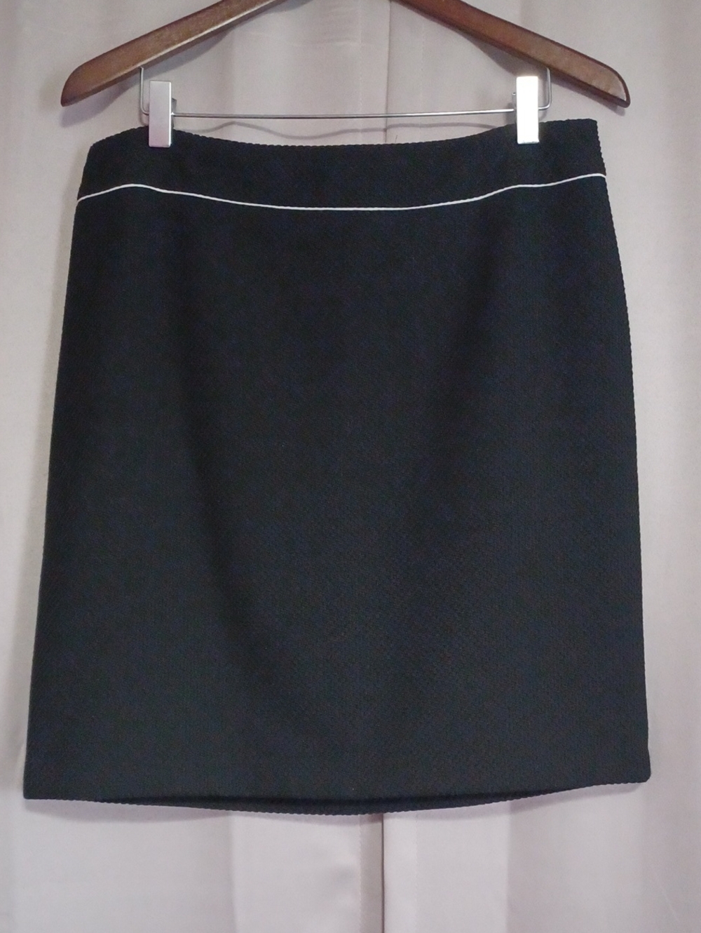 WHBM Black Textured Knit Mini Pencil Skirt White Piping Trim Size 10 - Picture 1 of 15
